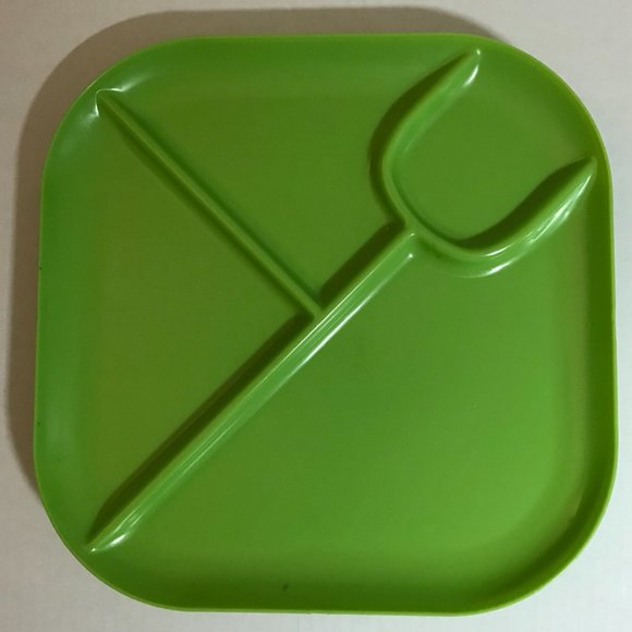 Set of 4 (8 pcs) green HARD PLASTIC divided plates & cups - Picture 3 of 5